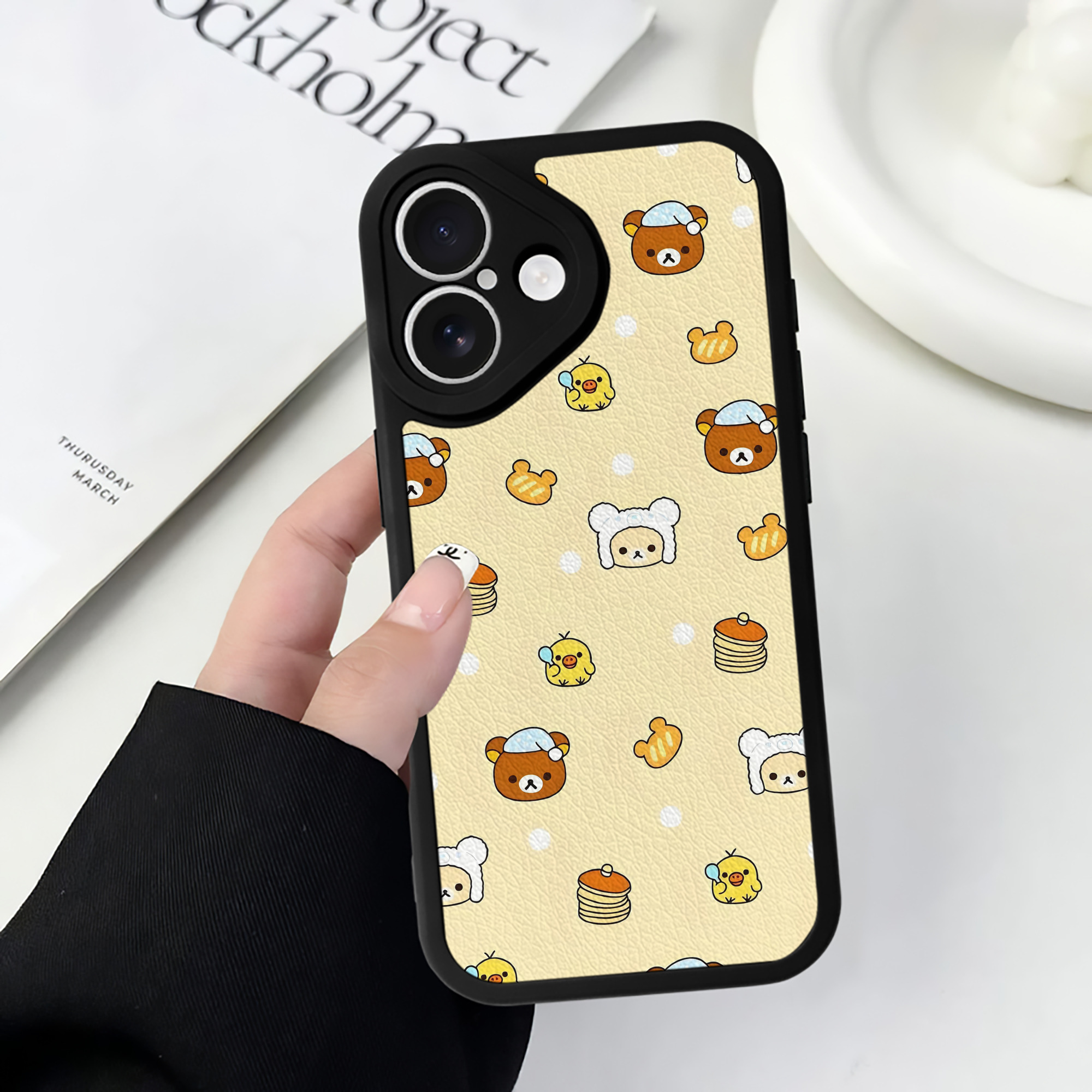 （画像用） リラックマ リラックマ キイロイトリ Rilakkuma Korilakkuma Kiiroitori 【iPhone 16シリーズ対応】シリコンスマホケース（レザー調） 材質：シリコン